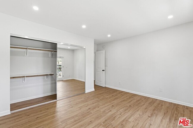 Building Photo - 13025 Moorpark St