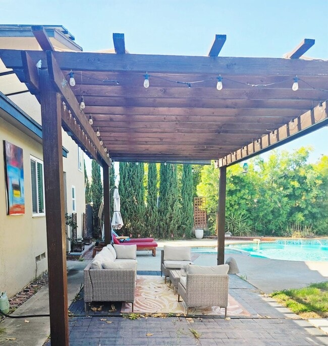 Building Photo - $5,500 - Beautiful 3BR/2BA Home on ? Acre ...