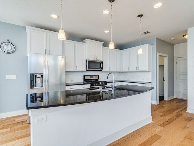 Building Photo - 2215 Capulet St
