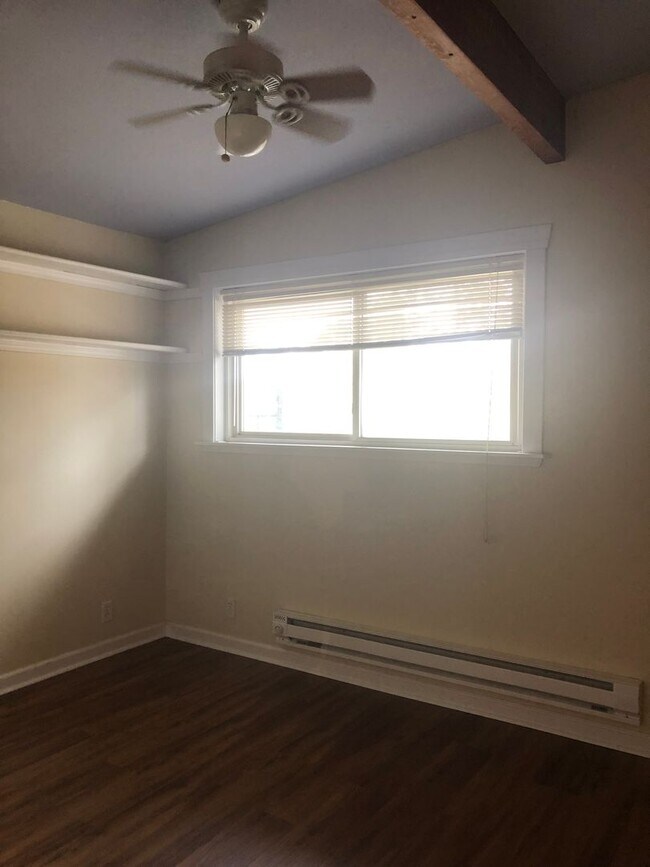 Building Photo - Tillicum 306