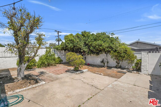 Building Photo - 713 W 118th St