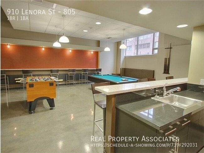 Building Photo - 910 Lenora St