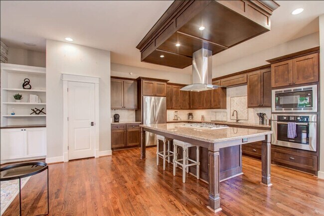 Building Photo - 2323 Woodhead St