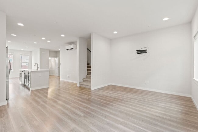 Building Photo - Newer 4 bed, 3.5 bath Townhome In Lynnwood...