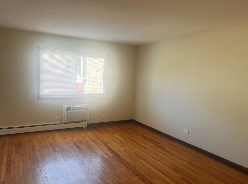 Building Photo - 866 N Milwaukee Ave