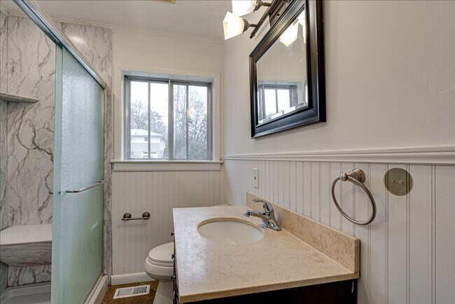 Building Photo - 3 bedroom, 1.5 Bathroom for rent!