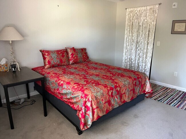 Building Photo - Large Two bedroom, Two Bath Furnished, all Inclusive short to mid term rental.