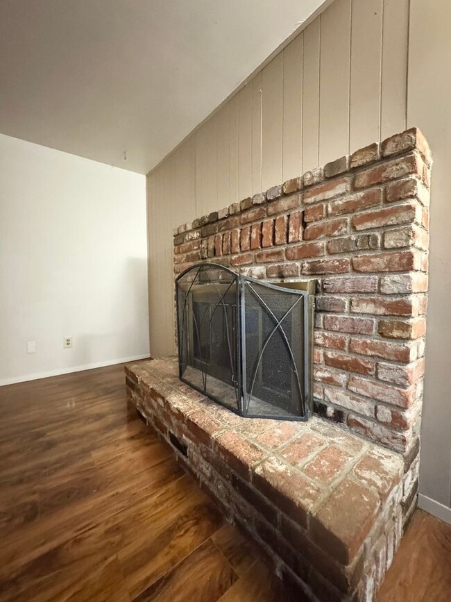 Building Photo - Westside - Close to Shopping