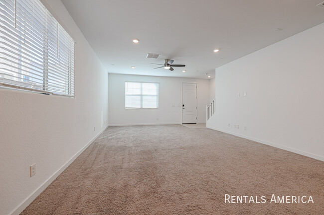 Building Photo - SPACIOUS 3BR/3.5BA IN HORIZON