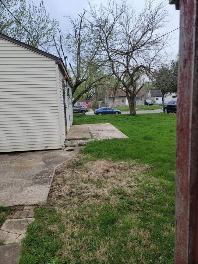 Building Photo - 2 Bedroom Ranch Home in Fairborn - Just Re...