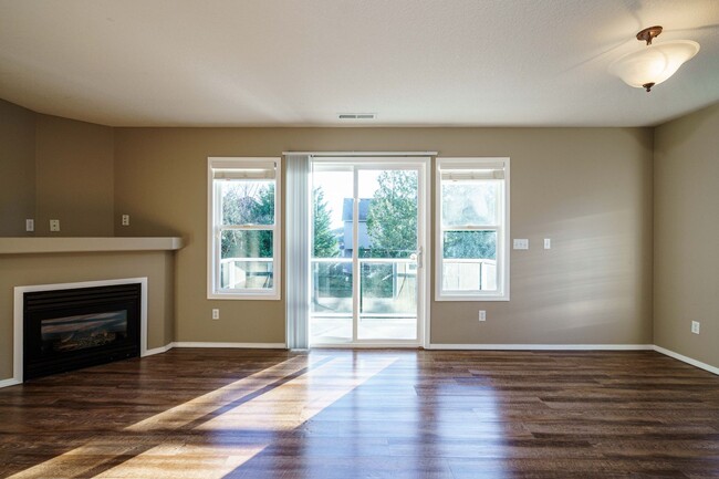 Building Photo - 3 Bedroom 2.5 Bath Duplex -Quick Easy Acce...