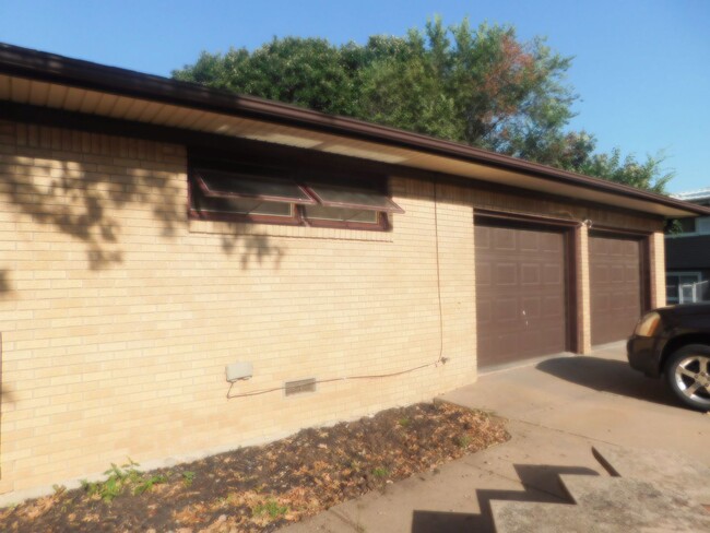 Building Photo - Beautiful 3 bedroom/2 bath blonde brick ra...