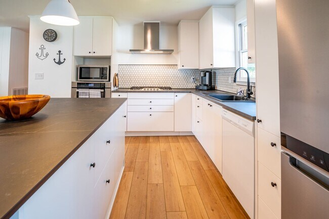 Building Photo - BEACH HOME NOW AVAILABLE-SHORT OR LONG-TERM