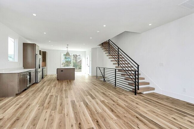 Building Photo - Stunning 3BD/3.5BA Townhome with PRIVATE POOL!