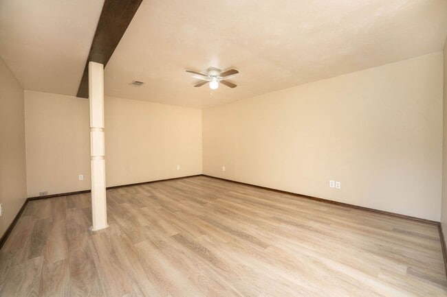 Building Photo - Clean and Spacious Duplex