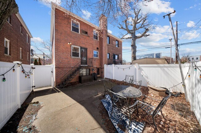 Building Photo - 1105 Mace Ave