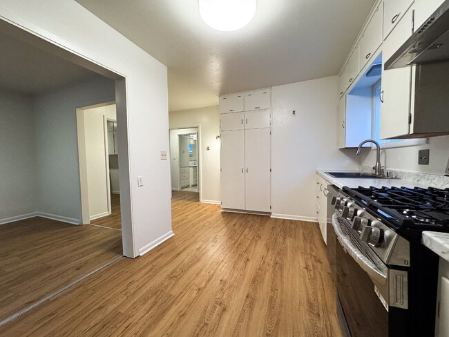 Building Photo - Freshly Updated 4-Bed Retreat Centrally Lo...