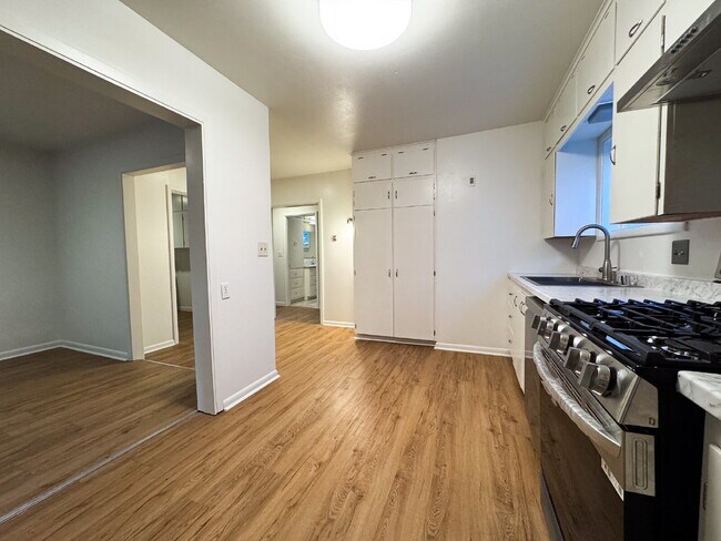 Building Photo - Freshly Updated 4-Bed Retreat Centrally Located in Bellingham