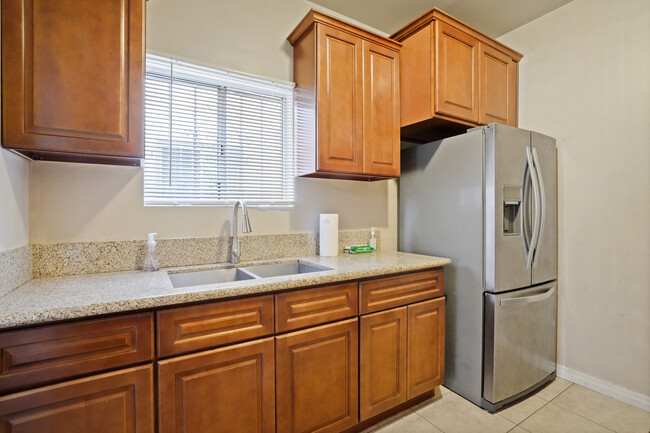 Kitchen - 2944 Kenwood Ave