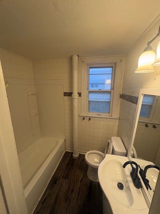 Building Photo - 723 W Armstrong Ave