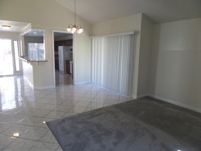 Building Photo - 3 Bedroom-2 Bathroom Single Story Home in ...