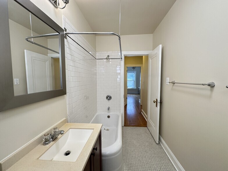 Building Photo - 912 Crain St
