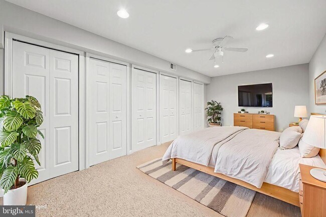 Building Photo - 18865 Crossroads Ct