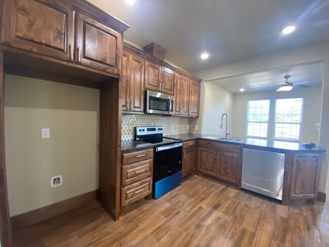 Building Photo - 105 Sabine Ave. #B