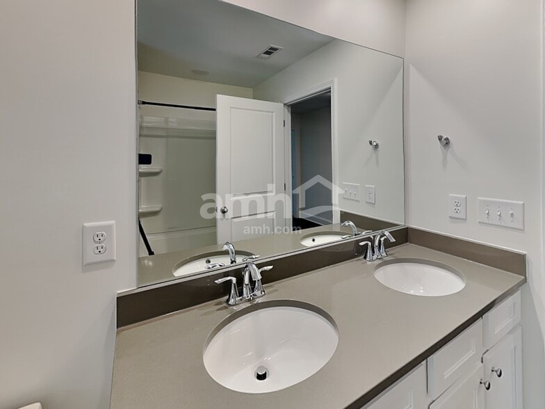 Building Photo - 3860 Chivalry Dr