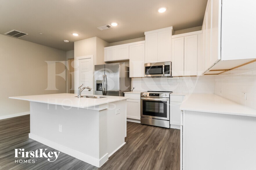 Building Photo - 18338 W Centro Cir