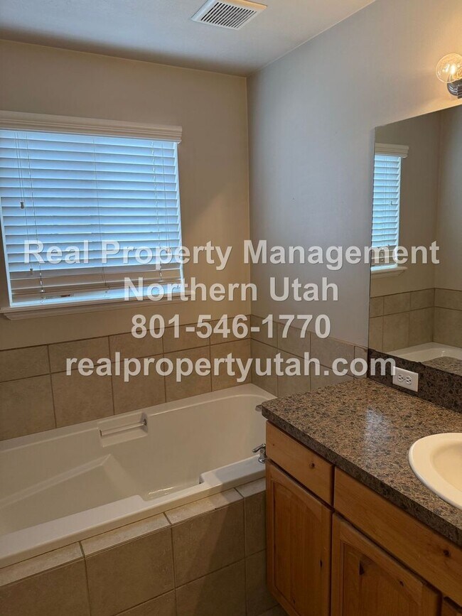 Building Photo - 3 Bedroom 2 Bath Home Now Available!
