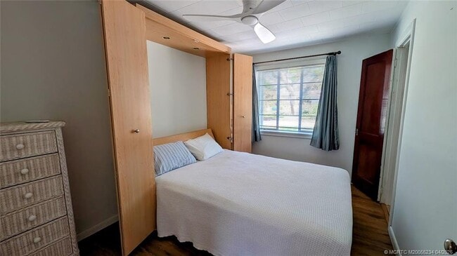 Building Photo - 1097 NE Kubin Ave