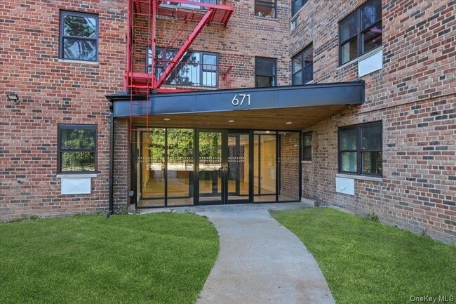 Building Photo - 671 Bronx River Rd