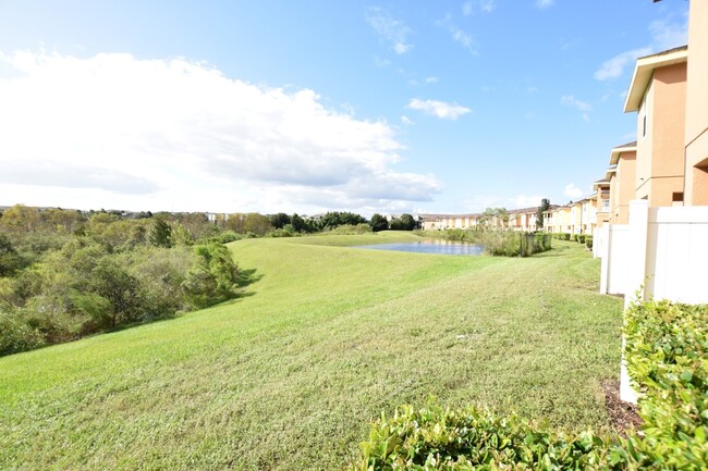 Building Photo - Beautiful 3 Bed 2.5 Bath Gated Condo for R...