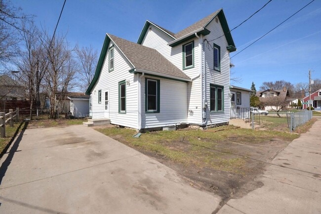 Building Photo - Gorgeous home on corner lot with fenced yard!