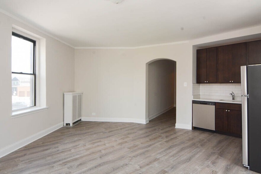 Building Photo - 3335 W Diversey Ave