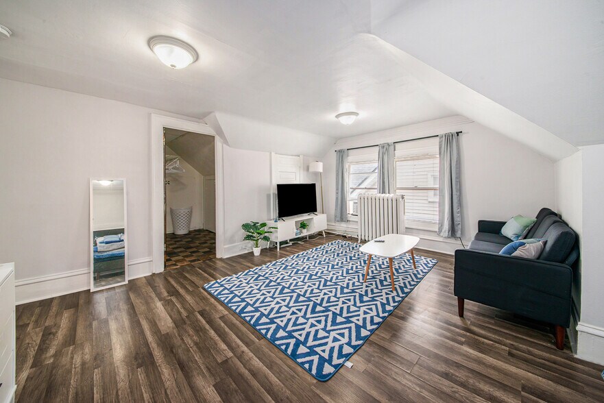 Building Photo - 624 Michigan St NE