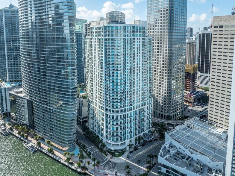 Building Photo - 300 S Biscayne Blvd