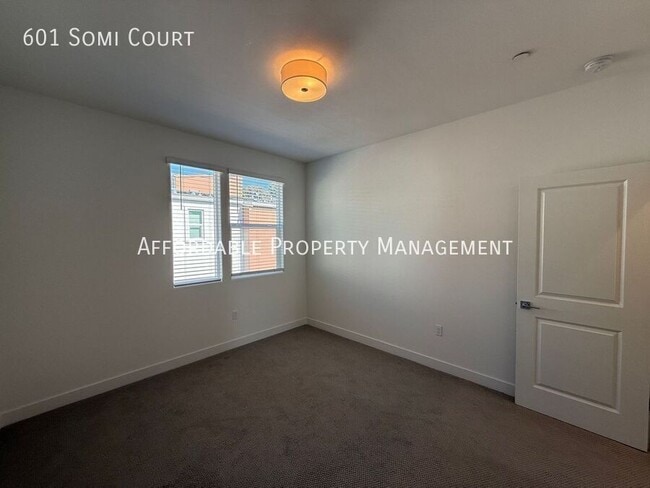 Building Photo - 601 Somi Ct