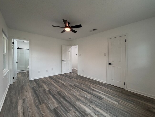 Building Photo - Renovated 4/2 in Beautiful Lago Vista Location