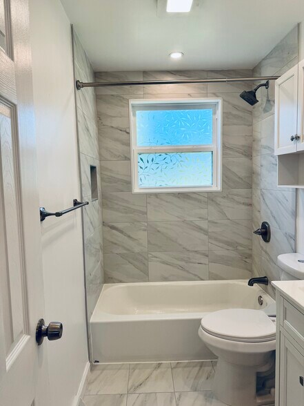 Bathroom - 534 Kalmia St