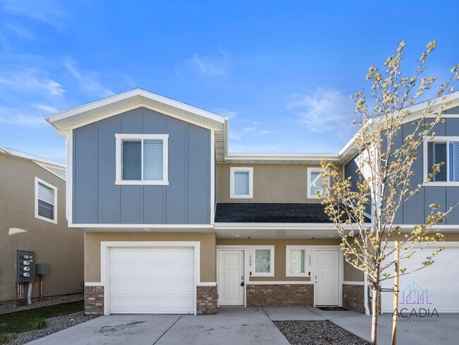 Building Photo - Spacious 3 Bed/2.5 Bath Townhome in Magna Community!