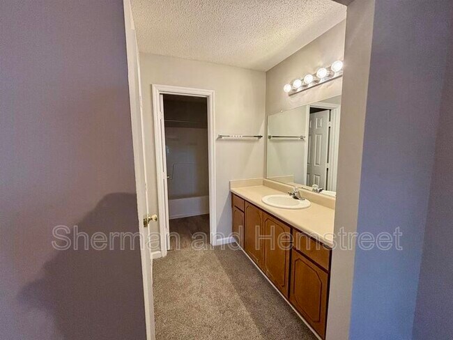 Building Photo - 406 Commons Dr