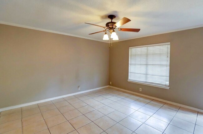 Building Photo - 711 Hillview St