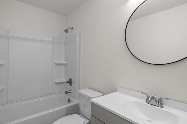 Building Photo - newly renovated unit available