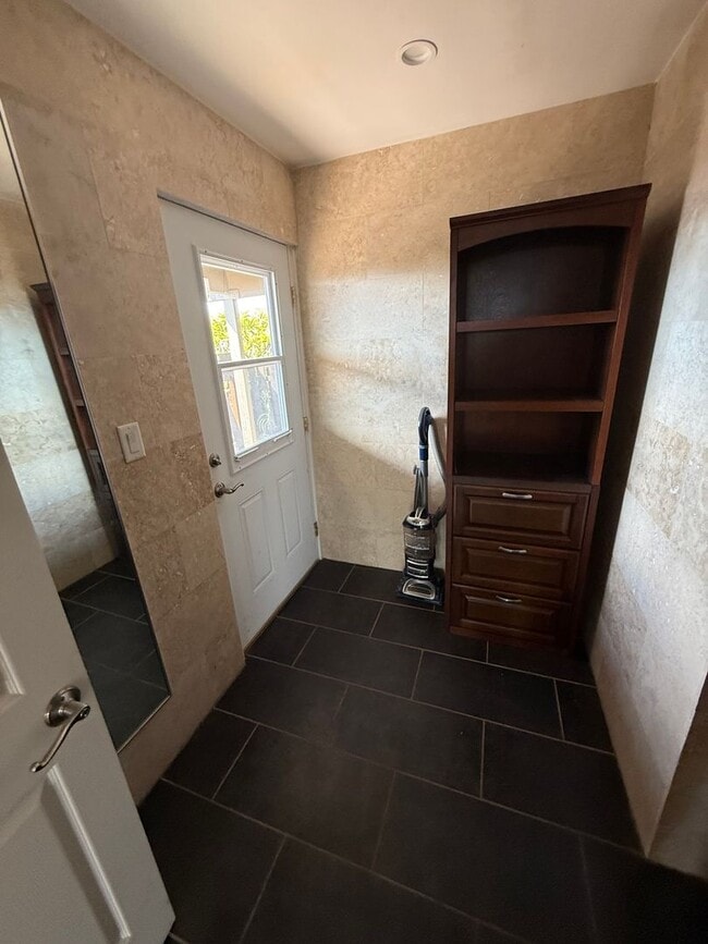 Building Photo - Luxury Hillside Home with Panoramic Kahala Beach Views – $8,000/month