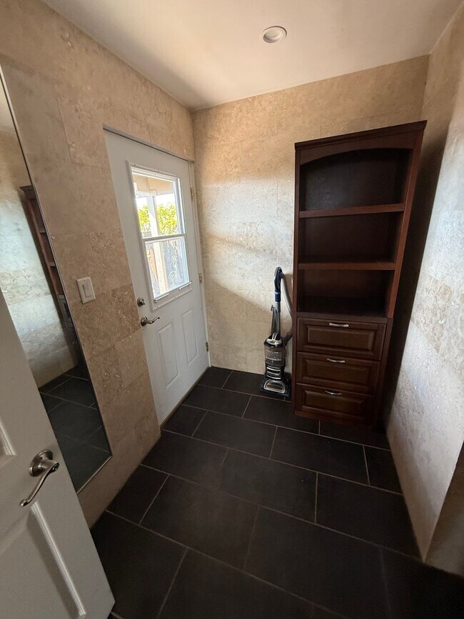 Building Photo - Luxury Hillside Home with Panoramic Kahala Beach Views – $8,500/month