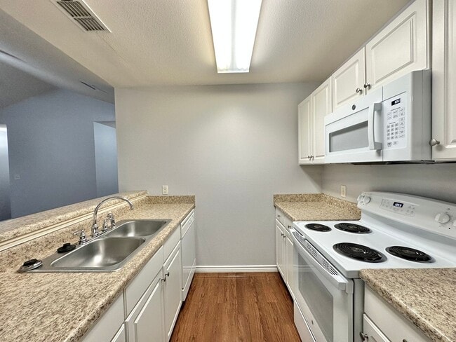 Building Photo - 3 Bedroom 2 Bath Duplex at Mansion Creek in Tyler! 1/2 off first full months rent