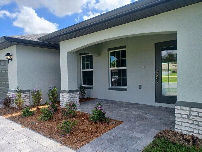 Building Photo - 417 SW 26th Ave