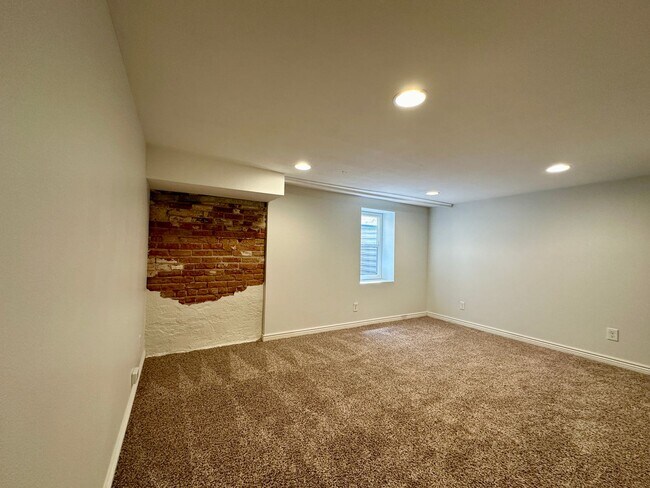 Building Photo - 3 Bedroom 2 Full Bath Renovated Single Fam...